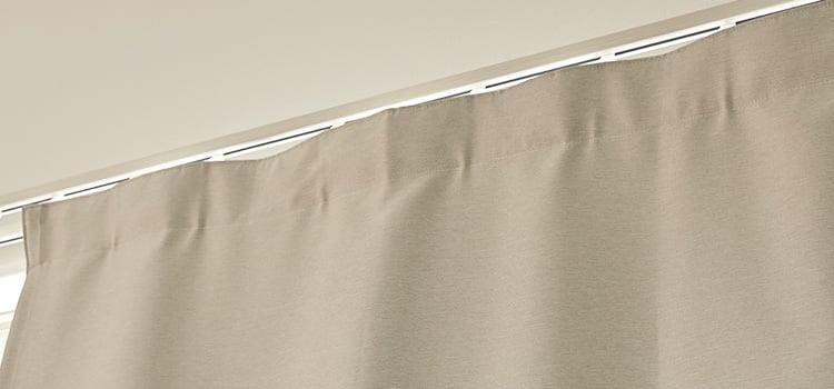 生地量1.0倍のフラットカーテン、ウェーブが少なく張った状態