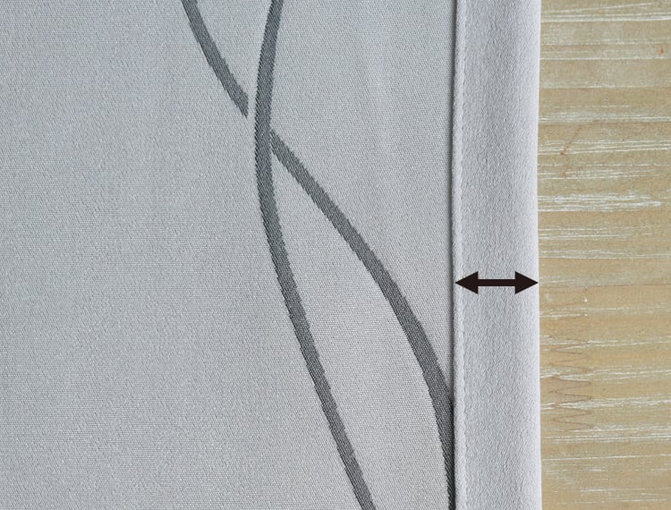 プレミアム縫製による、2.5cm幅で折り返したカーテンの耳