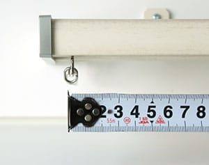 STEP1　カーテンレールの幅を測ります