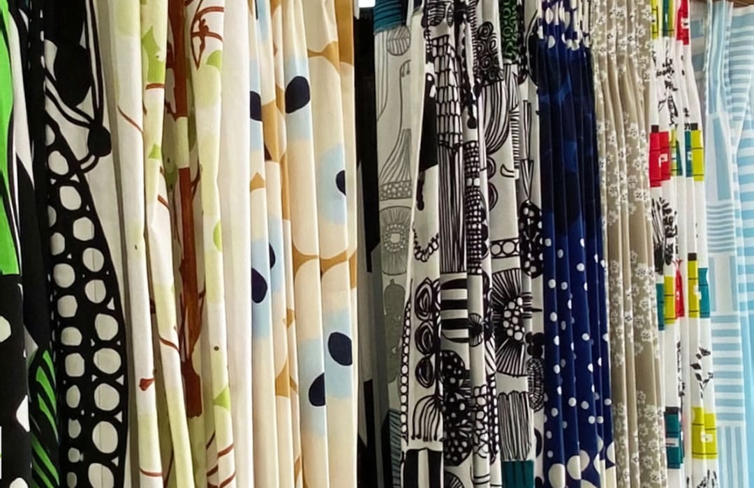 ショールーム自由が丘店のマリメッコカーテンコーナー展示の様子