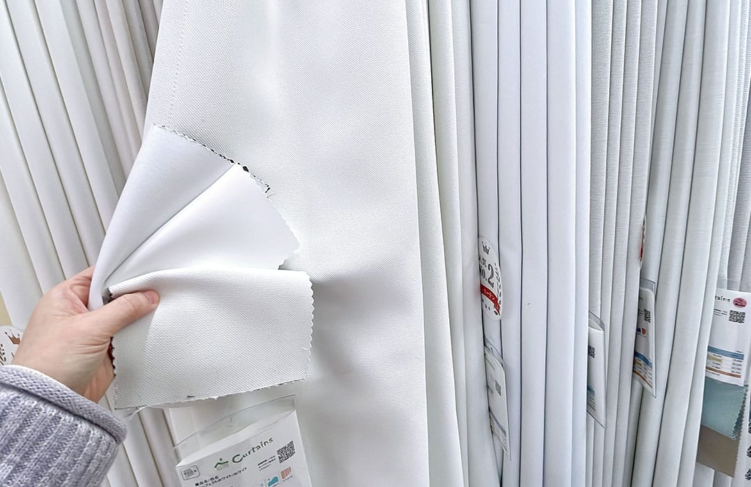 ショールーム自由が丘店白いカーテンコーナー展示の様子