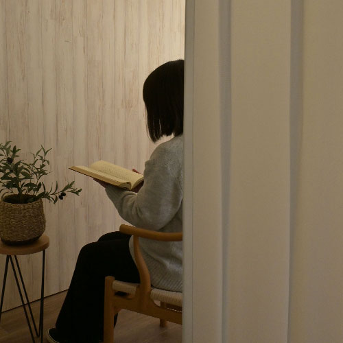 遮像レースカーテンを夜の外から見た室内の様子,透けていません