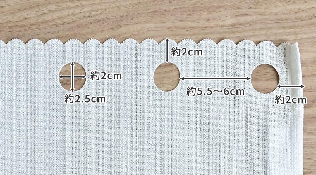 ポール通し部分の穴のサイズと穴の間隔