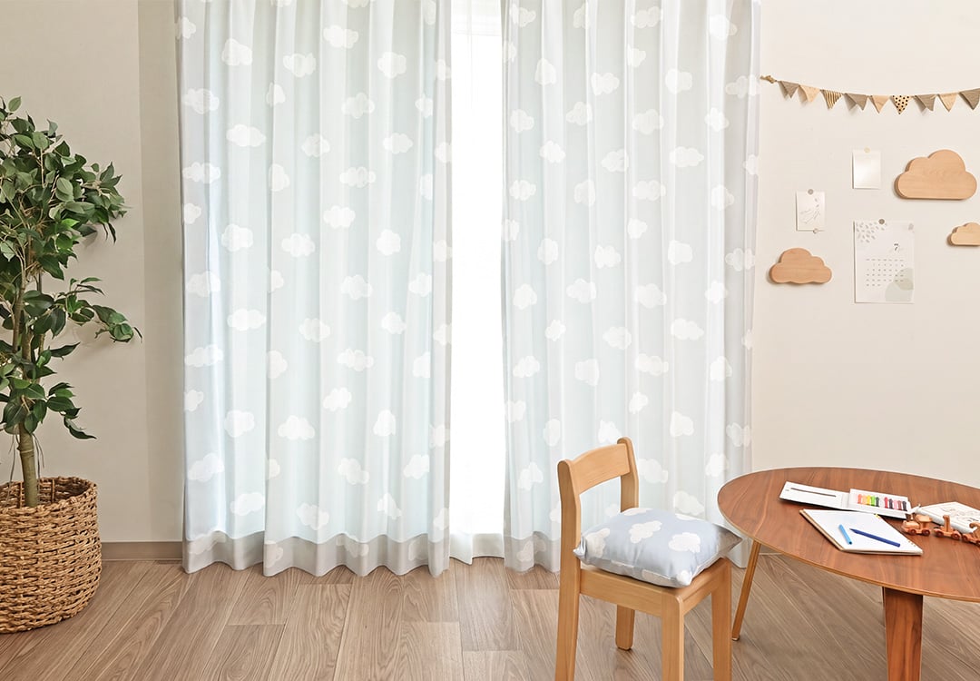 子ども部屋に合わせたもくもくの雲柄カーテン