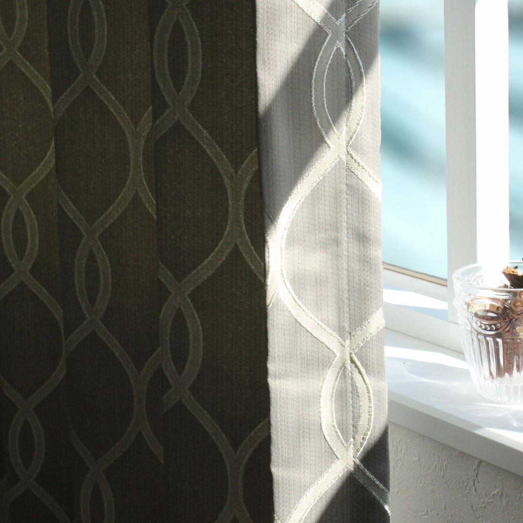 モダンな柄が美しい。光沢のある高級感あふれる遮光2級カーテン