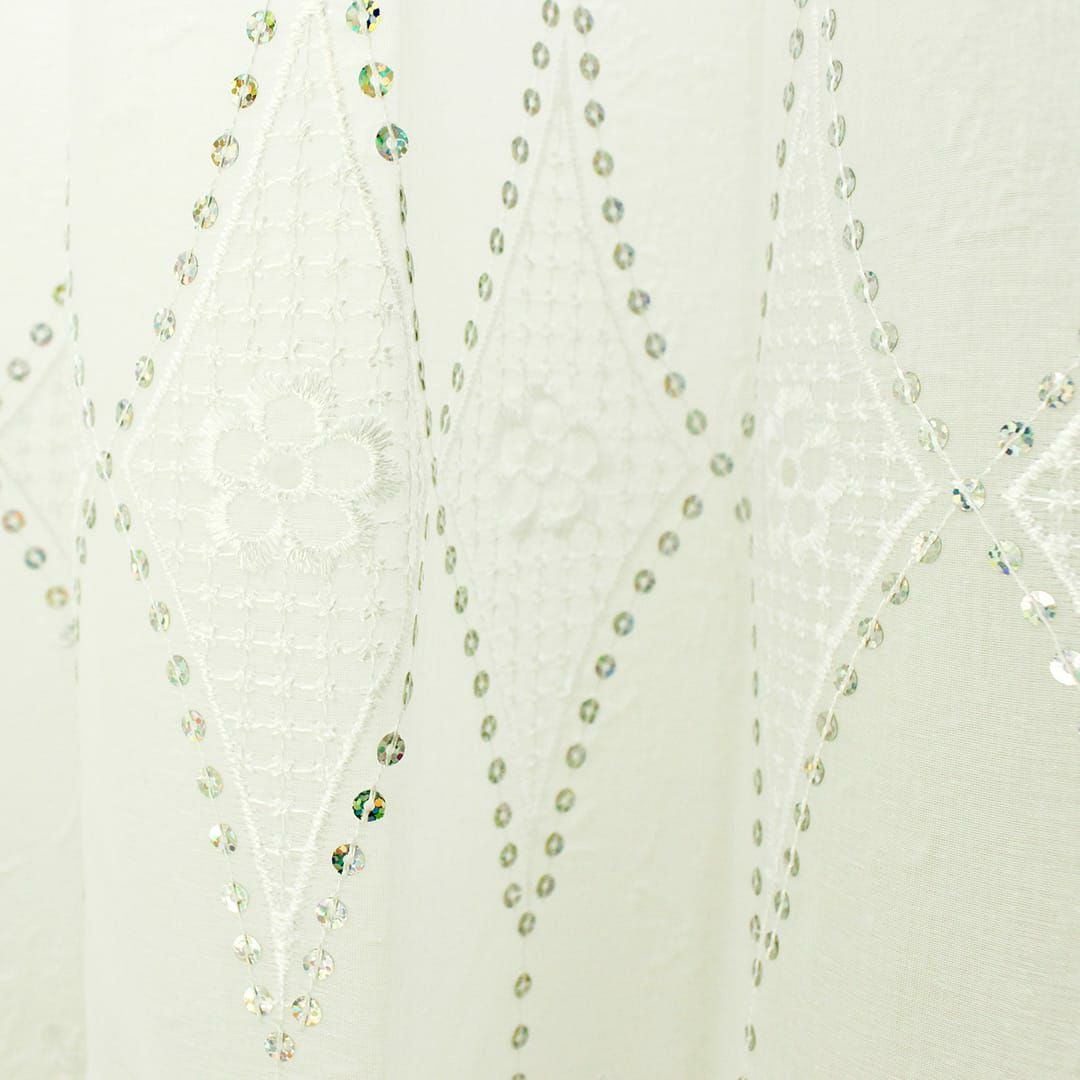 スパンコールとお花の刺繍が、華やかで印象的なトルコレース