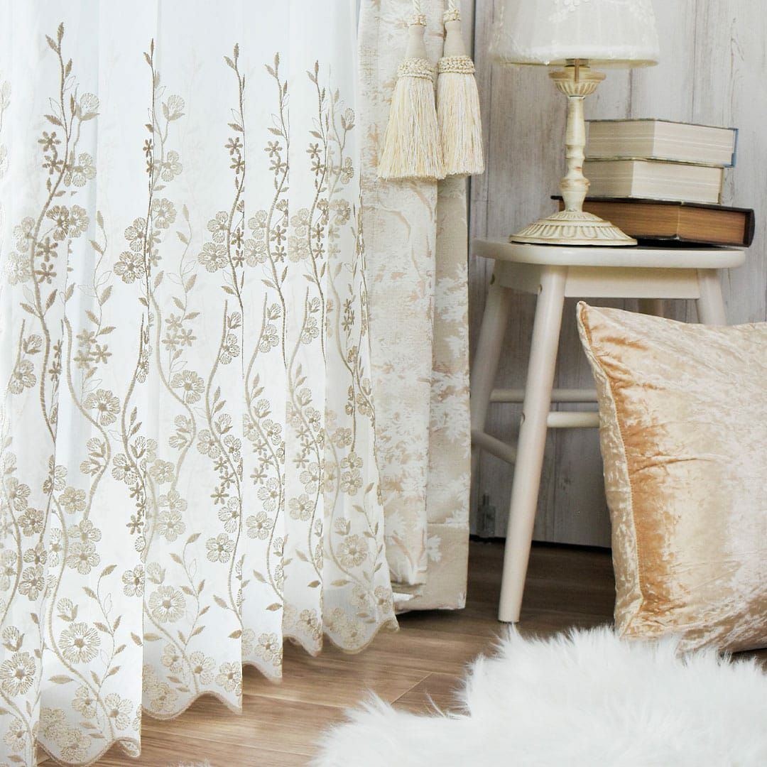 シャンパンゴールドのボタニカルデザインが美しい「フェリシア」。防炎