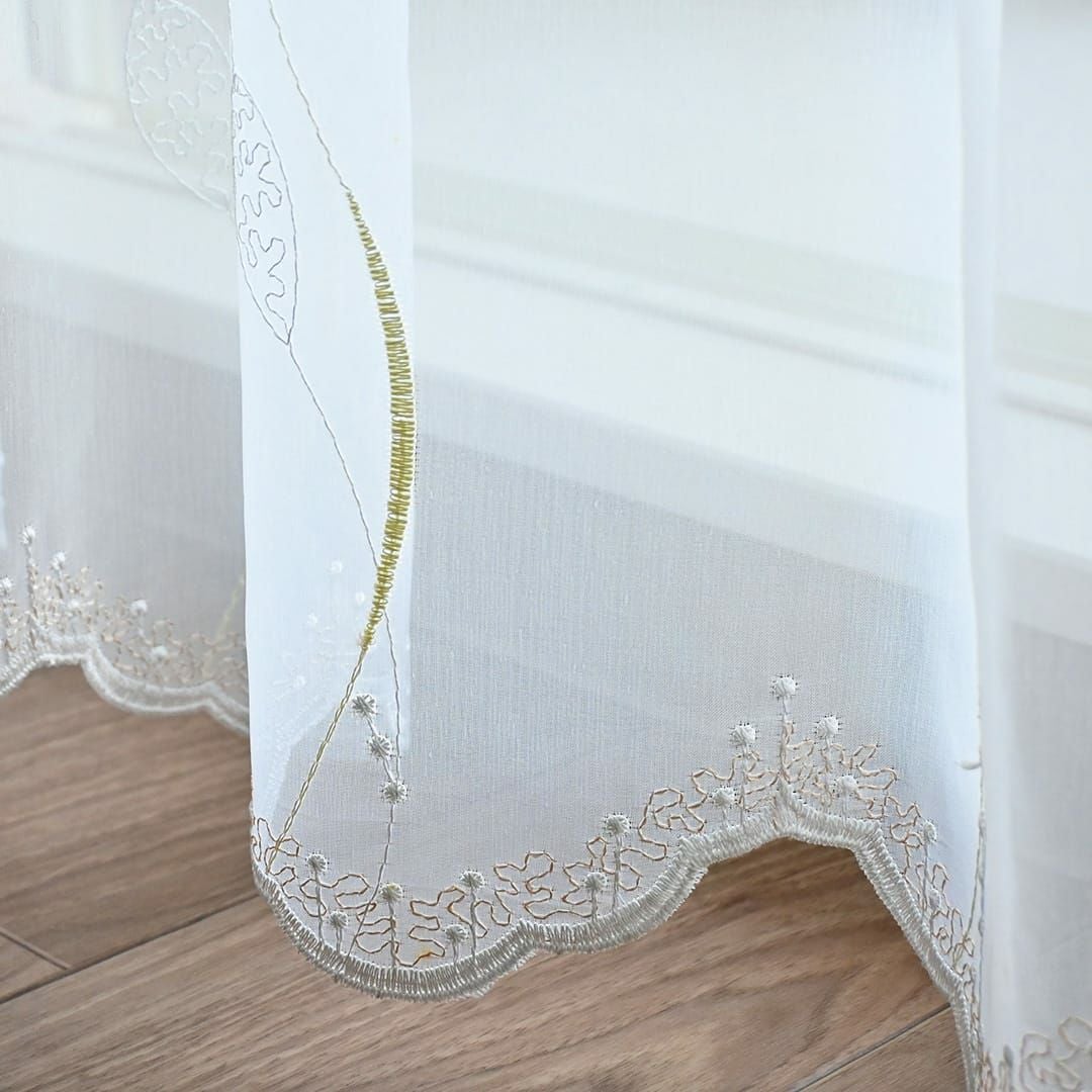 ゴールドのラインと葉のモチーフの刺繍レースカーテン「ロジック