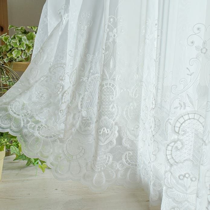 白色の光沢のある花柄の刺繍が美しいレースカーテン「シュリー