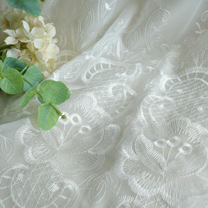 白色の光沢のある花柄の刺繍が美しいレースカーテン「シュリー