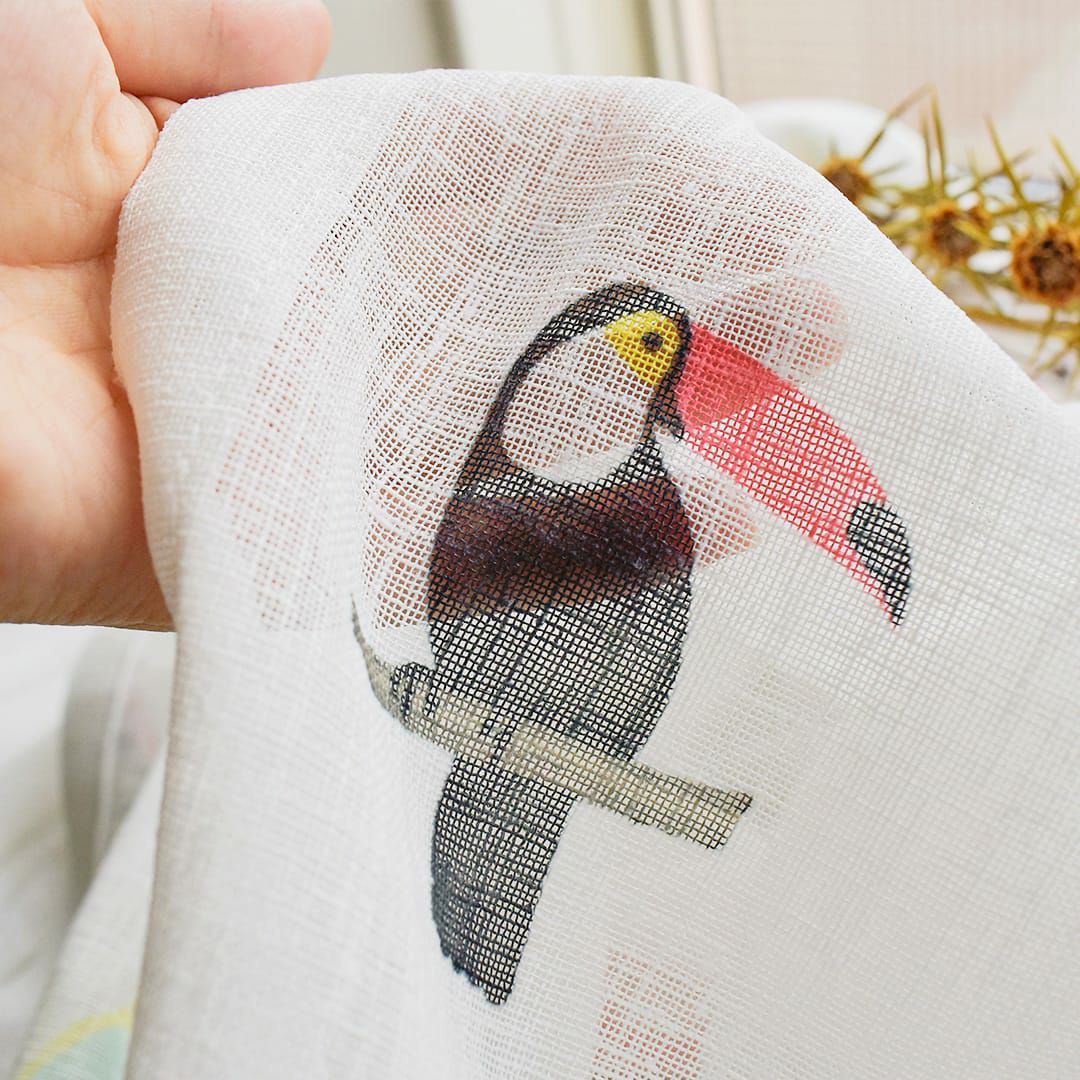 カラフルな鳥柄が描かれた天然素材風のUVカットレースカーテン