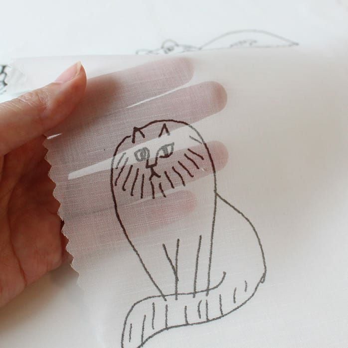 リサ・ラーソンがスケッチした手書きの猫たちをシックなからーで
