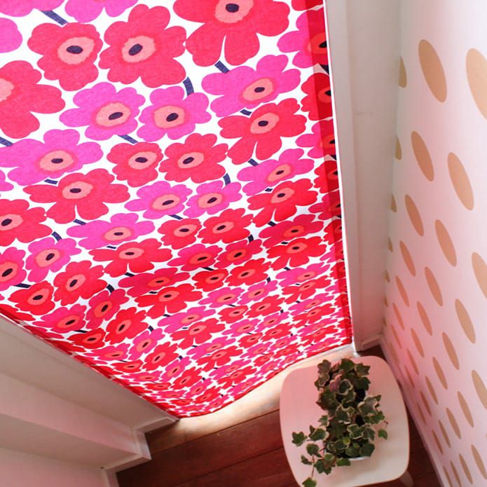 ミニサイズのケシの花「ミニウニッコ」カフェカーテン(ブルー、レッド