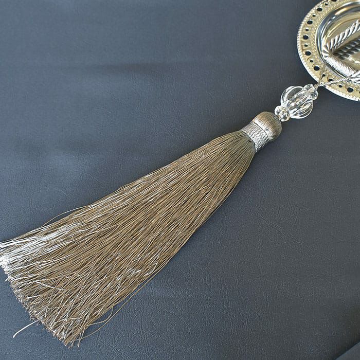 光沢のあるラグジュアリーなタッセル