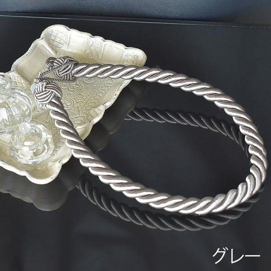 グレー