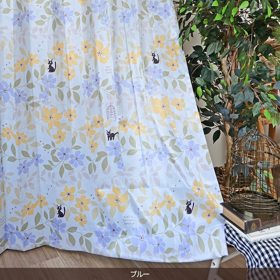 魔女の宅急便 遮光2級カーテン｜お花畑で遊ぶジジの花柄「アンフルール